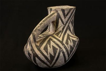Escavada Black-on-white pot